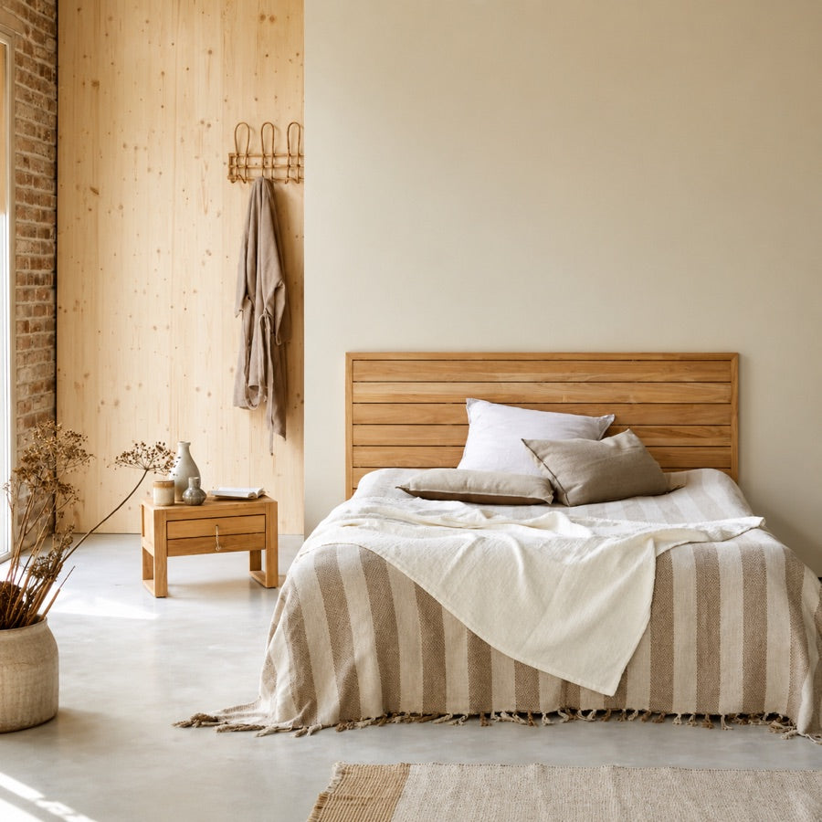 Un mur de chambre nu au-dessus du lit, l'emplacement d'une affiche