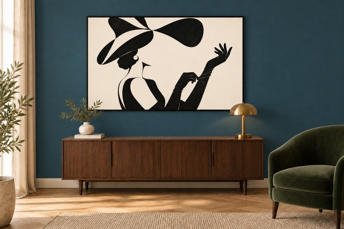 Art-déco-Wohnzimmer mit Frauenmotiv und Hut an einer tiefblauen Wand