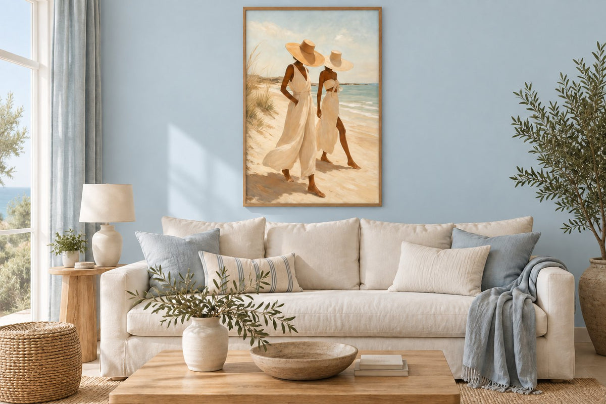 Salon avec une affiche de femmes sur la plage encadrée devant un mur bleu