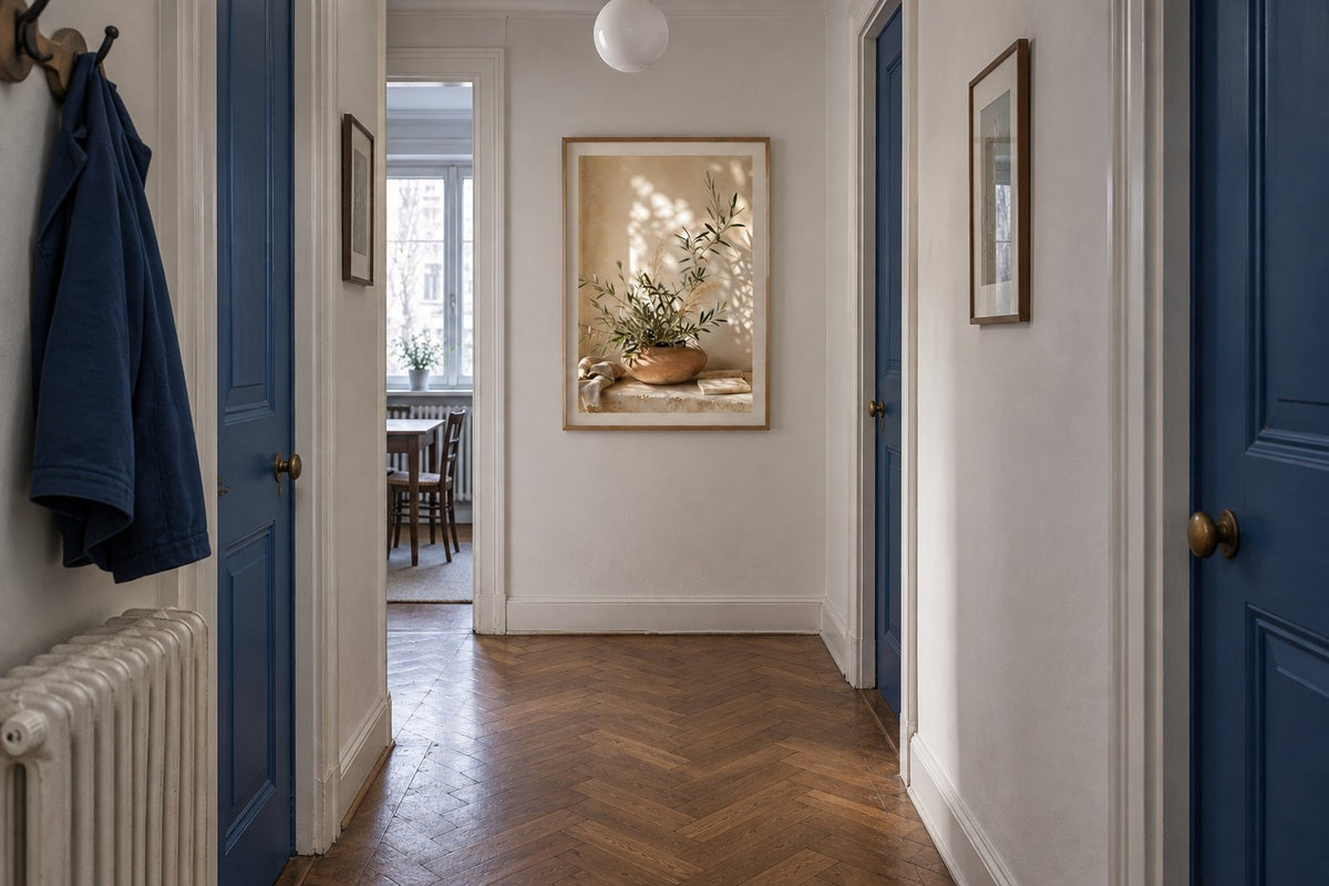 Interieursimulatie van een lichte gang met een ingelijste olijfposter aan de achterwand