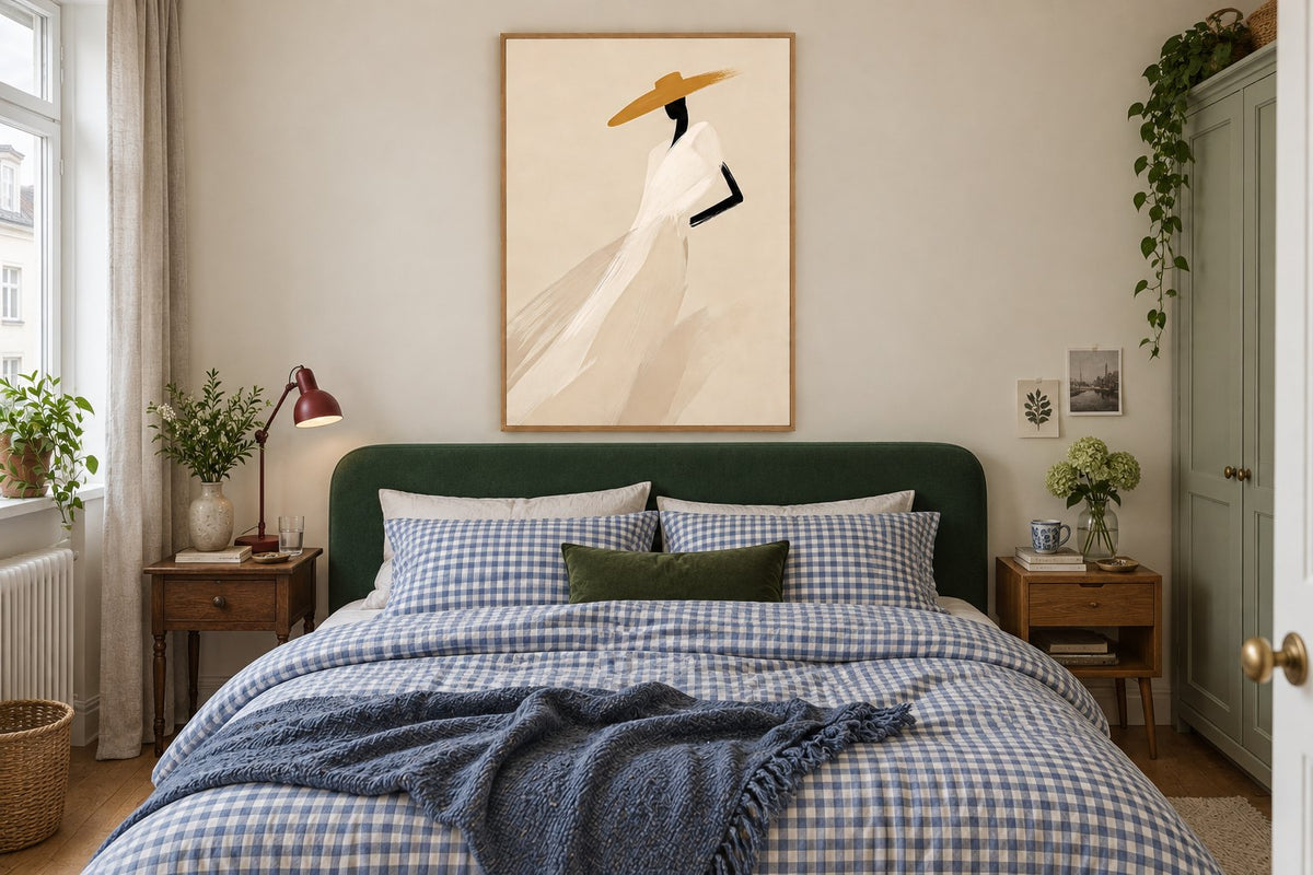 Interieursimulatie van een slaapkamer met een poster van een vrouw met hoed boven het bed op een crèmekleurige muur