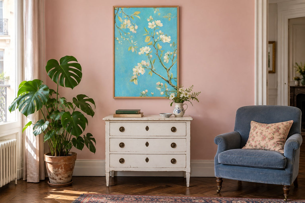 Simulación de decoración primaveral con una lámina enmarcada en una vivienda urbana con pared rosa