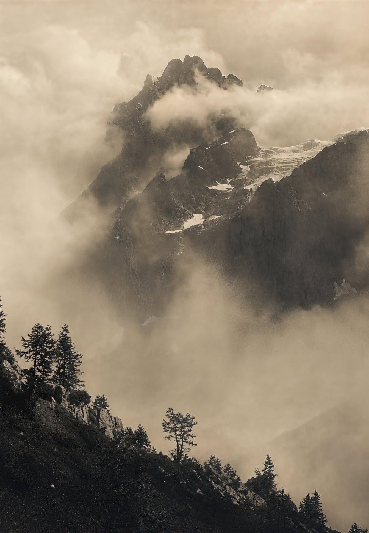 Photographie : un sommet dans la brume, en sepia