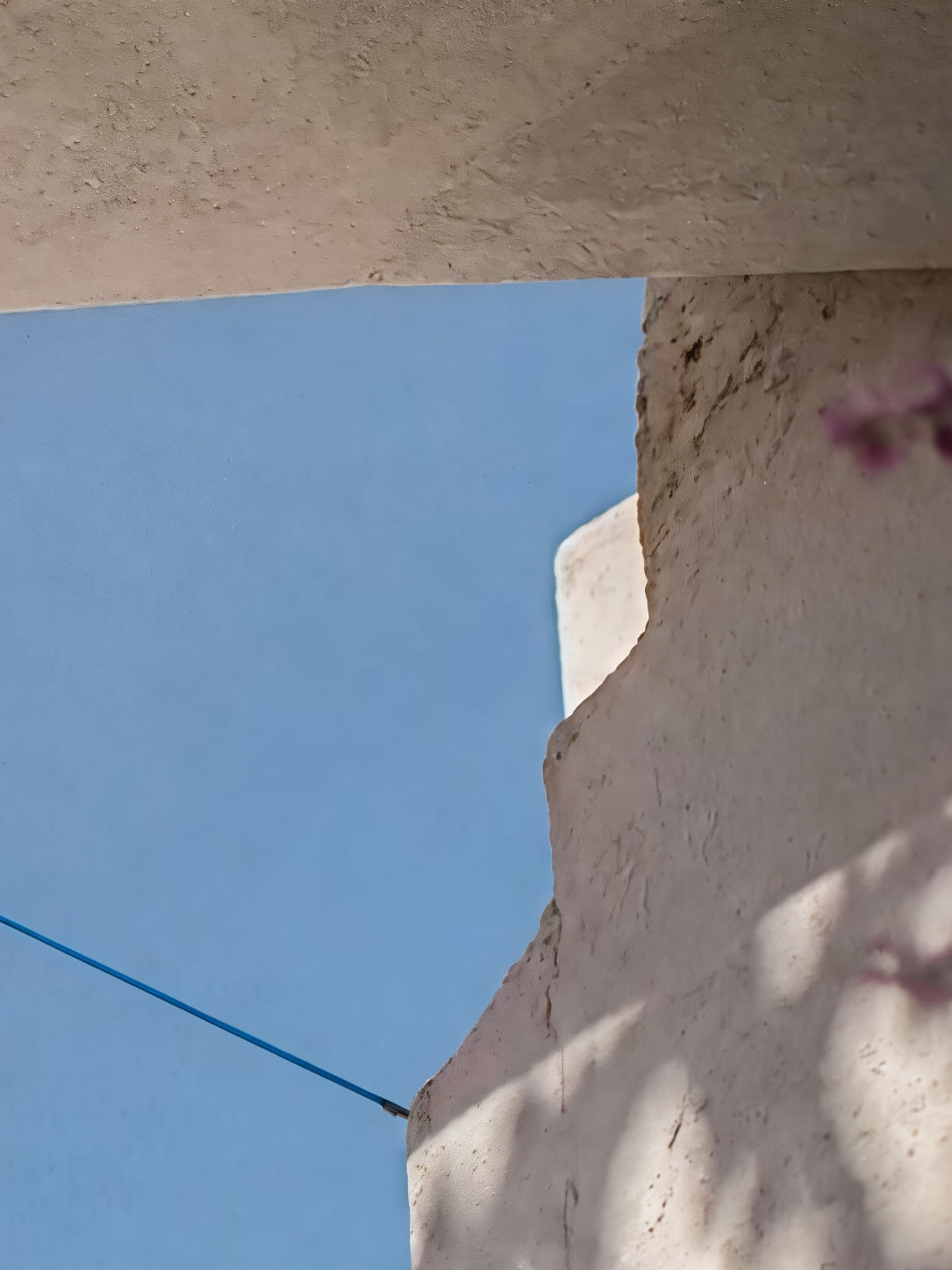Affiche zoomée, L'auvent blanc contre le ciel