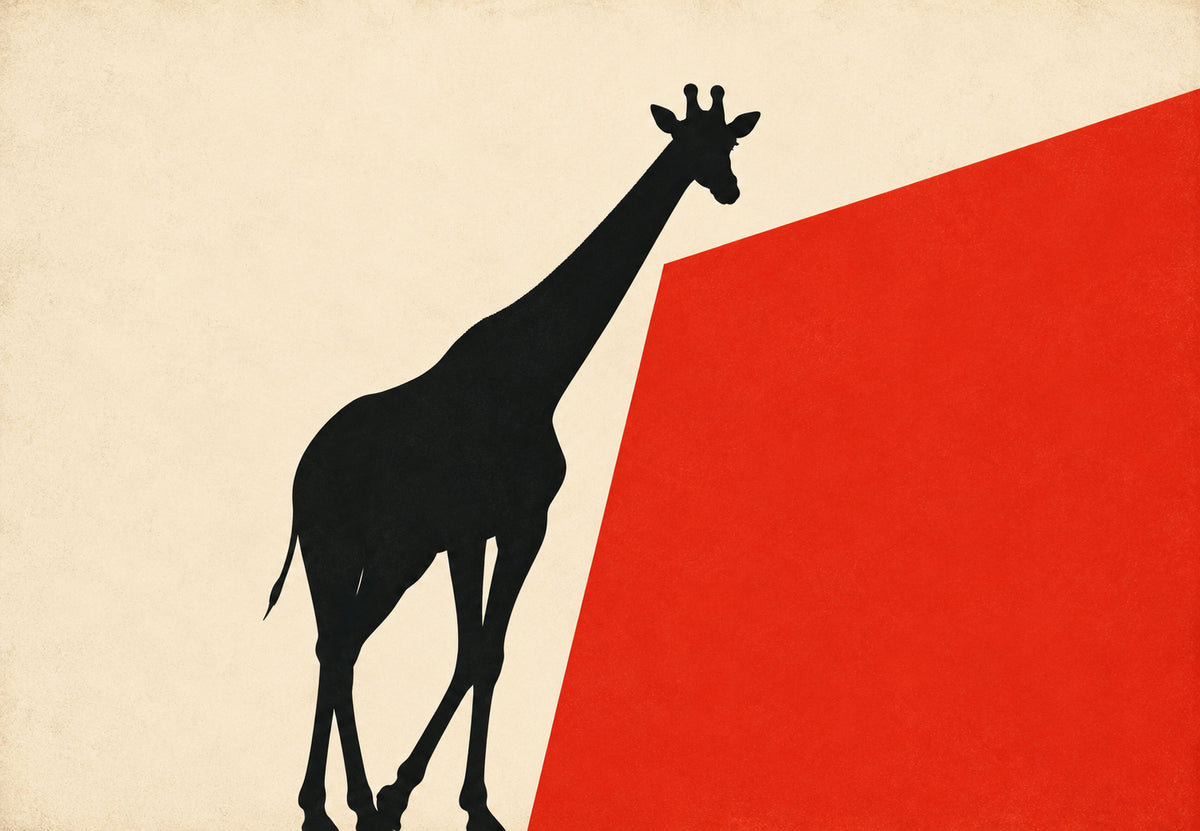 Giraffe vor einem roten Dreieck (Querformat)
