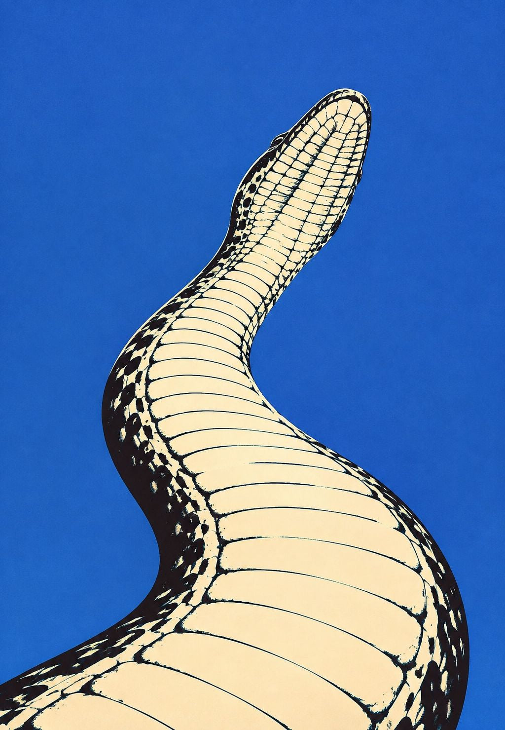 Serpente eretto contro il cielo blu