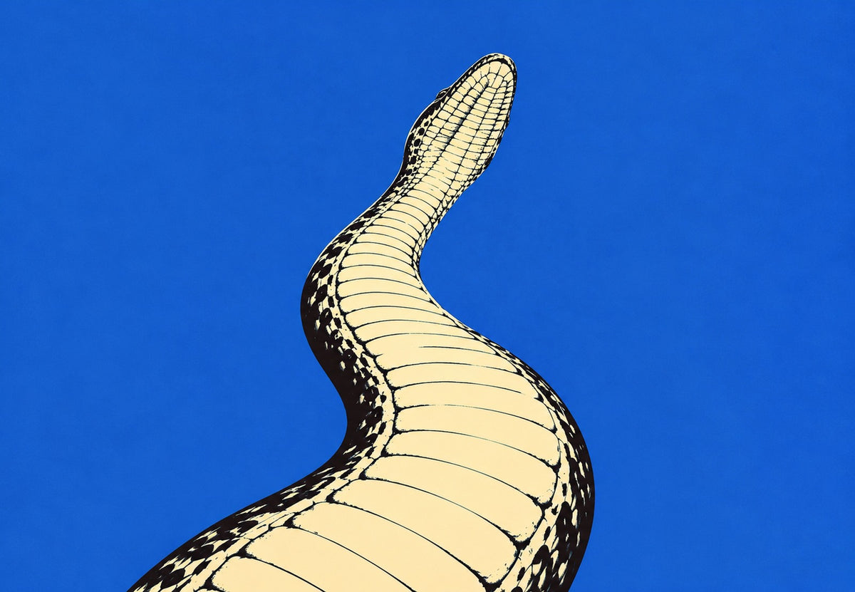 Serpent dressé face au ciel bleu (Paysage)