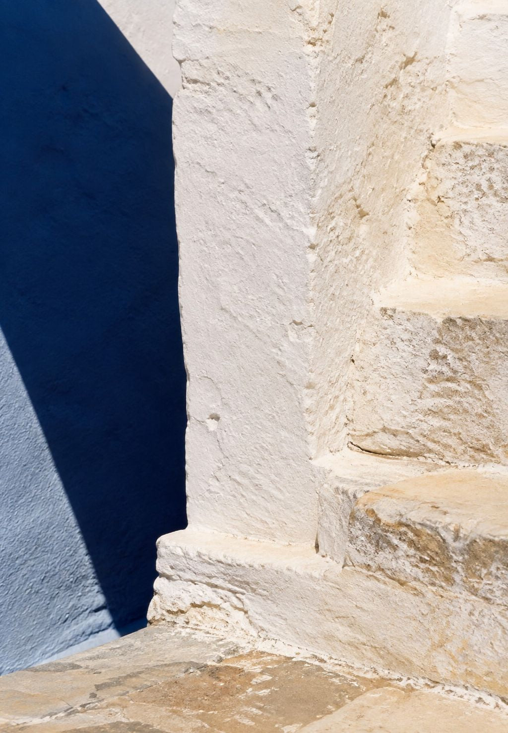 Angle de pierre chaulée et ombre bleue