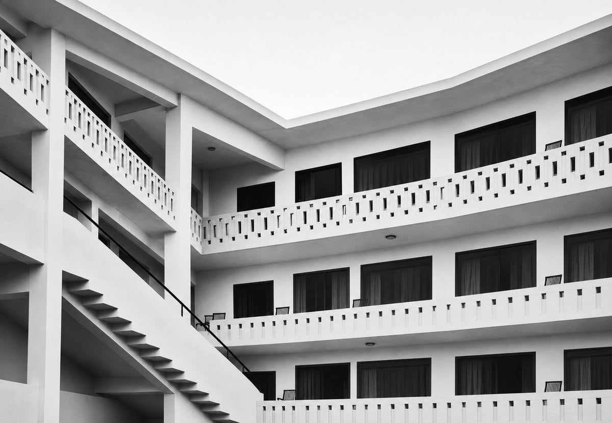 Weiße Treppe und Balkone (Querformat)