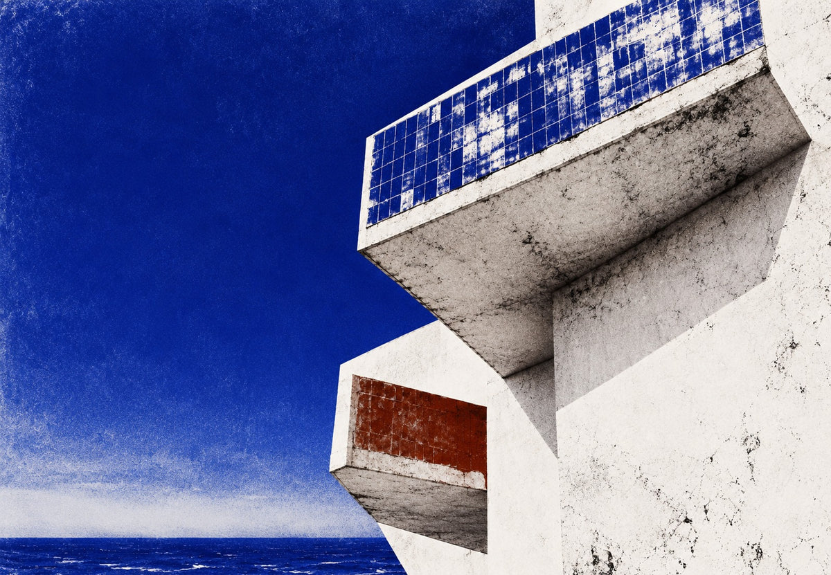 Betonfassade mit blauen Fliesen (Querformat)