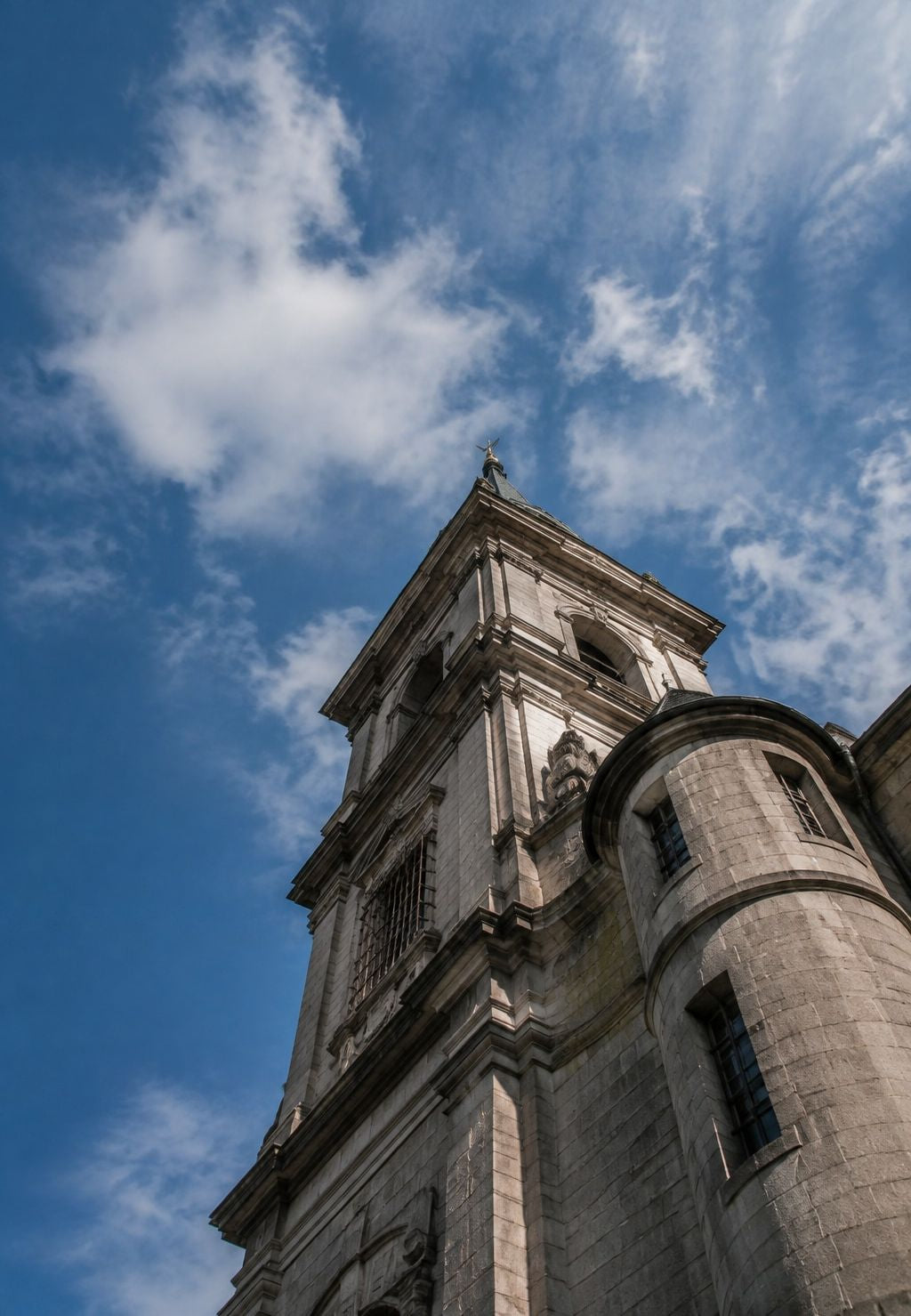 Il campanile di pietra sotto le nuvole