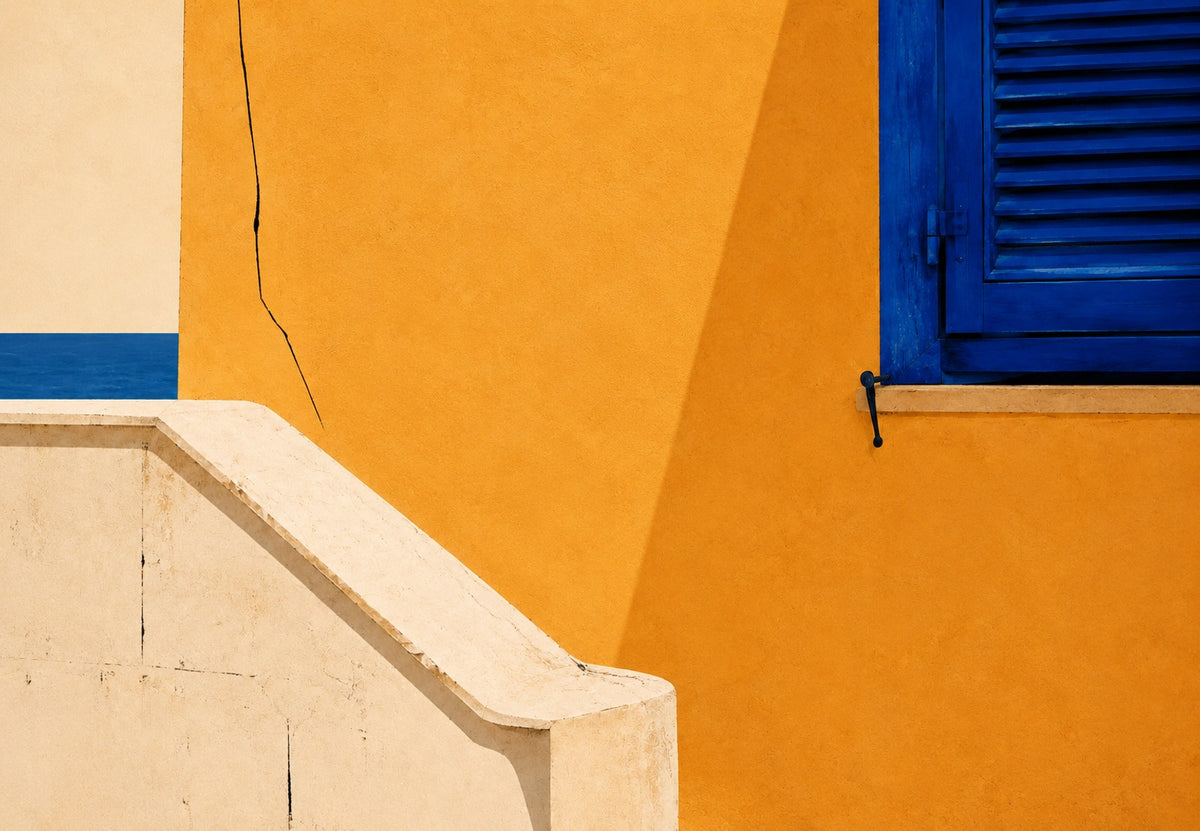 Persiana blu su muro ocra (Orizzontale)