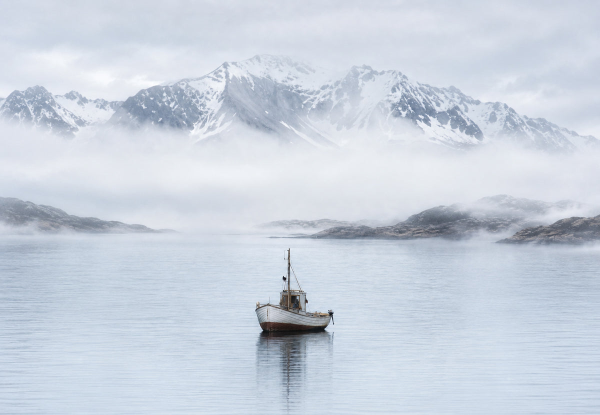 Das weiße Boot im Nebel des Fjords (Querformat)