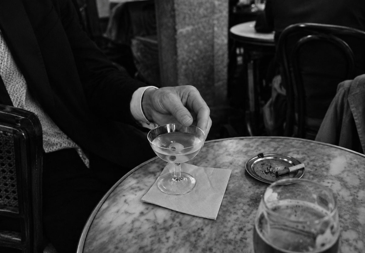 Die Cocktailschale auf dem Beistelltisch (Querformat)