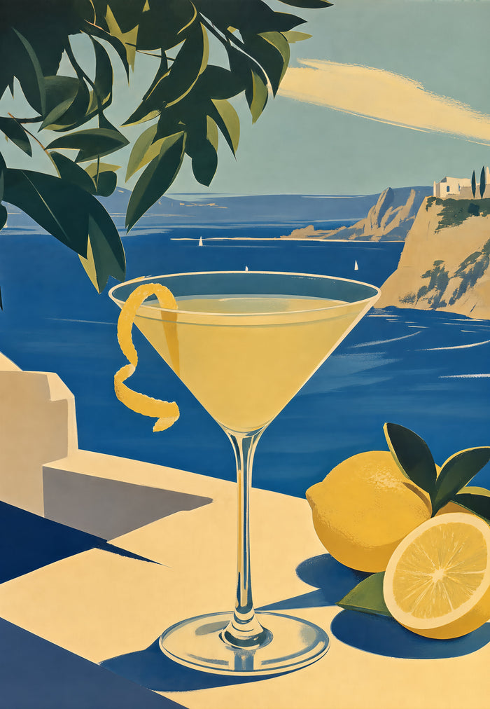 Un martini glacé et des citrons dorés se détachent sur une côte méditerranéenne d’un bleu profond.