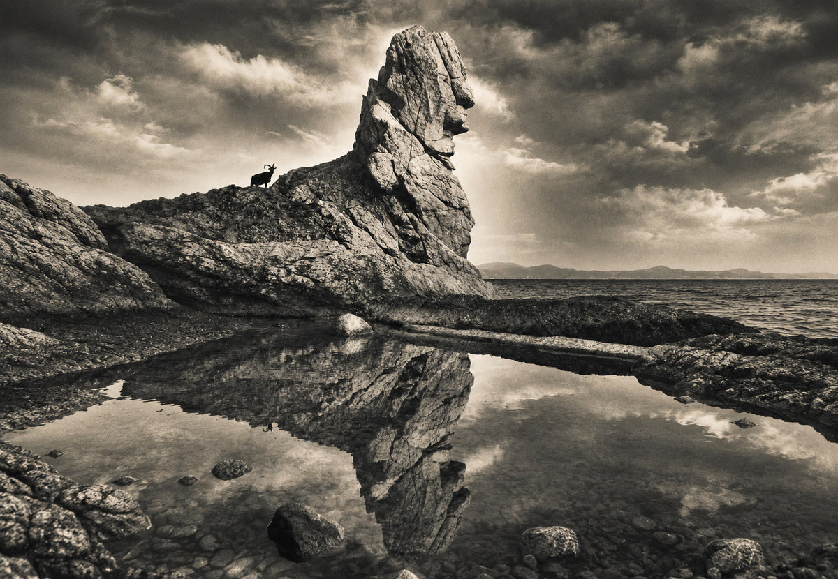 Der Felsen und sein Spiegelbild, Gewitterhimmel (Querformat)