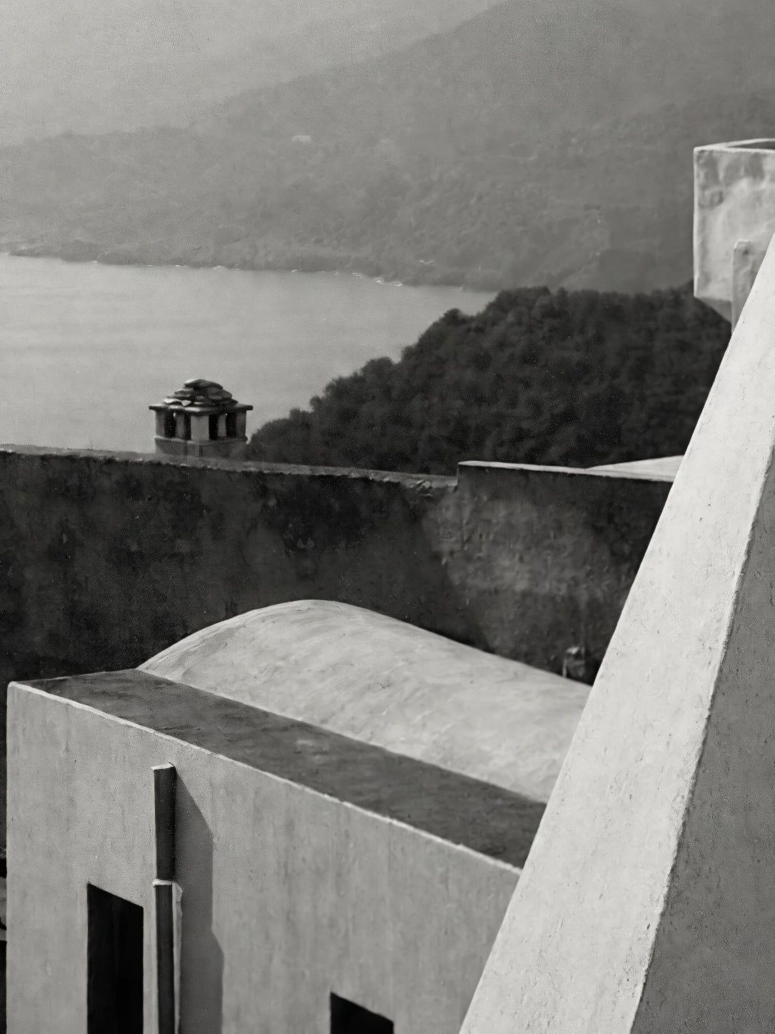 Detail a taille reelle du tirage, affiche corse les terrasses du village noir et blanc