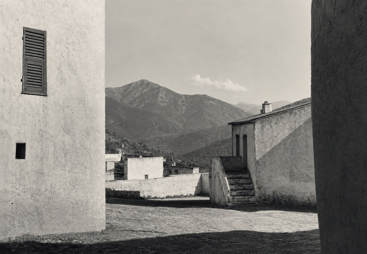 White walls and shutter, southern light (Landscape)