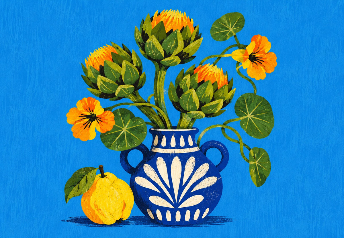 Artischocken und Kapuzinerkresse in einer blauen Vase (Querformat)