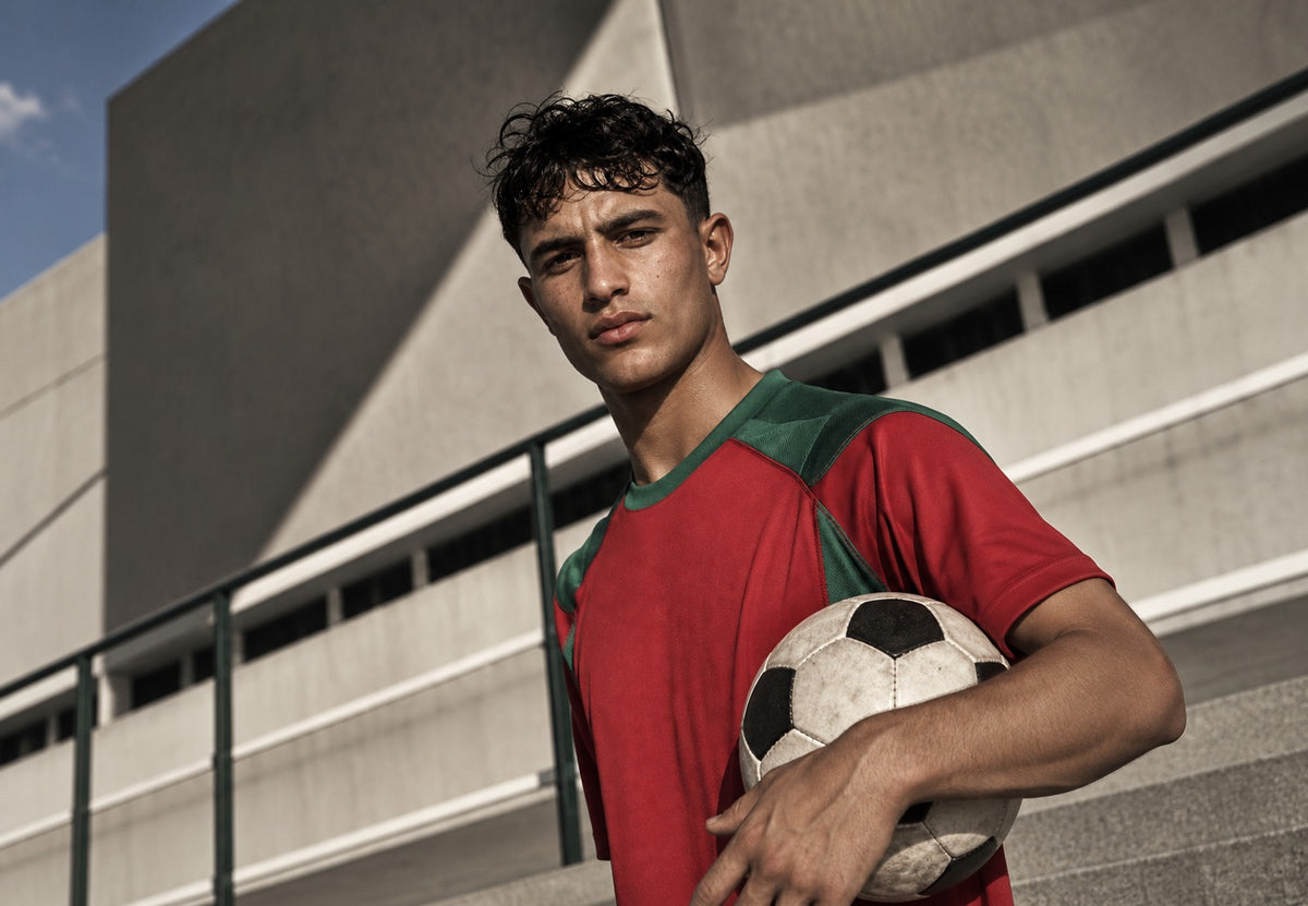 Der Spieler mit dem Ball unter dem Arm (Querformat)