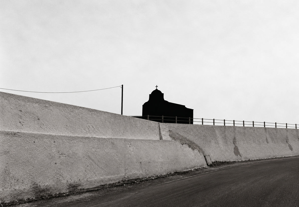 La chapelle noire sur le mur blanc (Paysage)