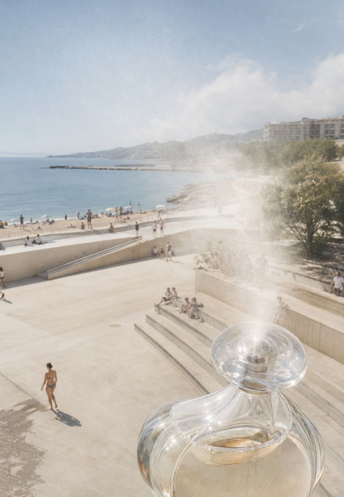 Un flacon de verre transparent occupe le premier plan, sa vaporisation se diffusant en un nuage léger vers le ciel.
