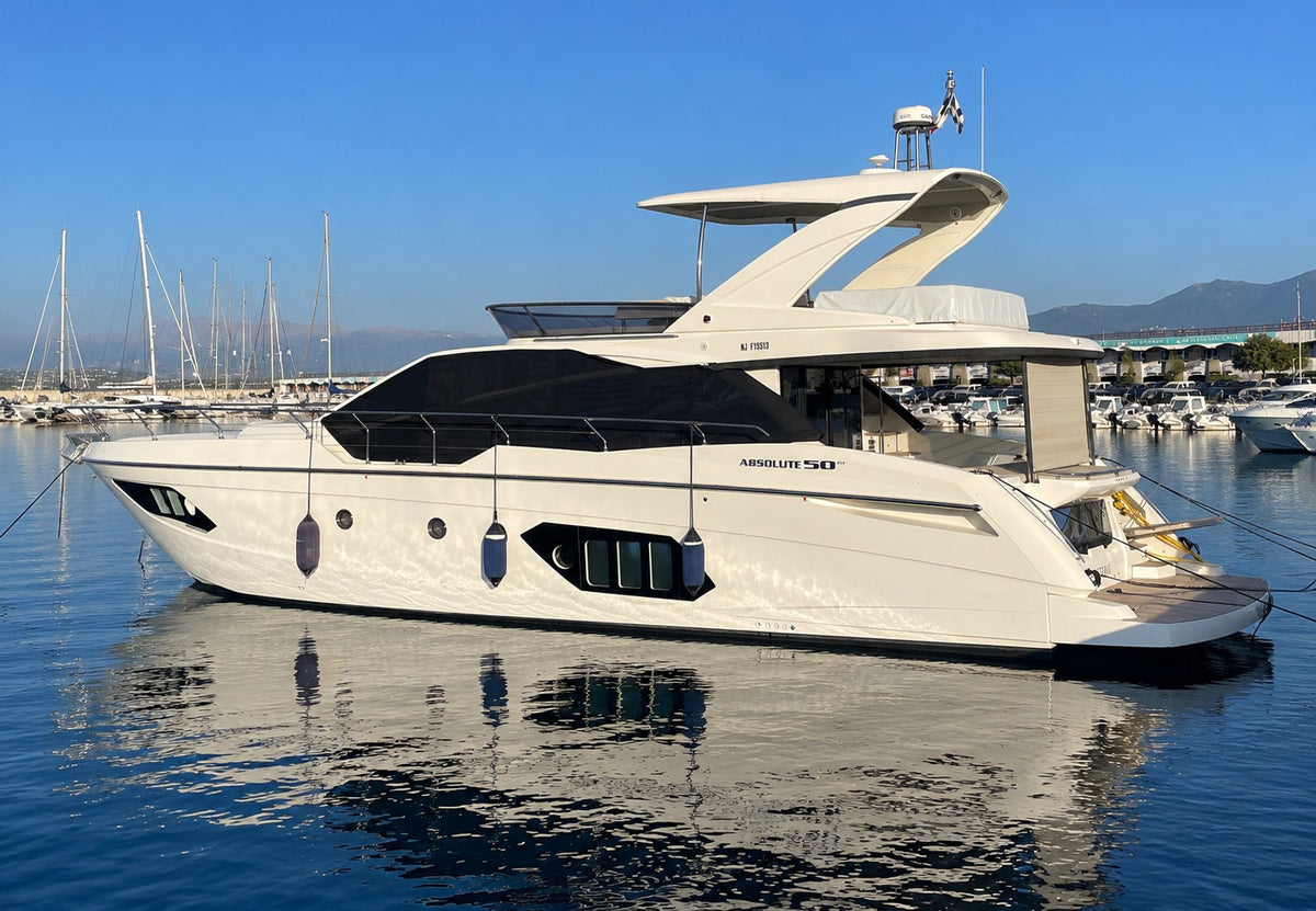 Weiße Yacht im Hafen (Querformat)