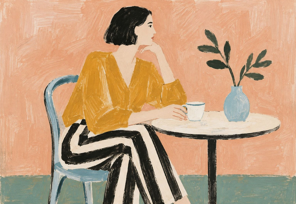 Frau in senffarbener Bluse im Café (Querformat)