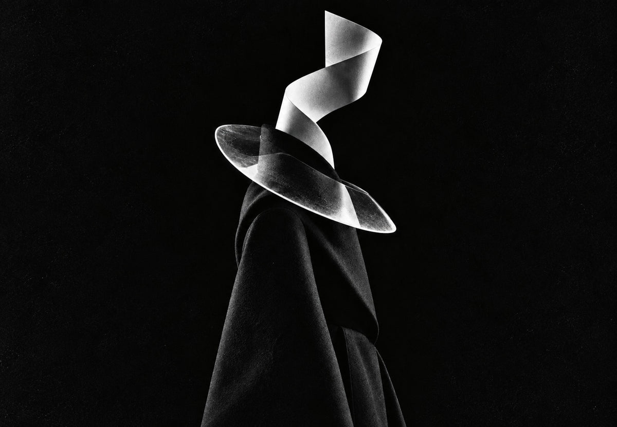 Spiralband über einer schwarzen Silhouette (Querformat)