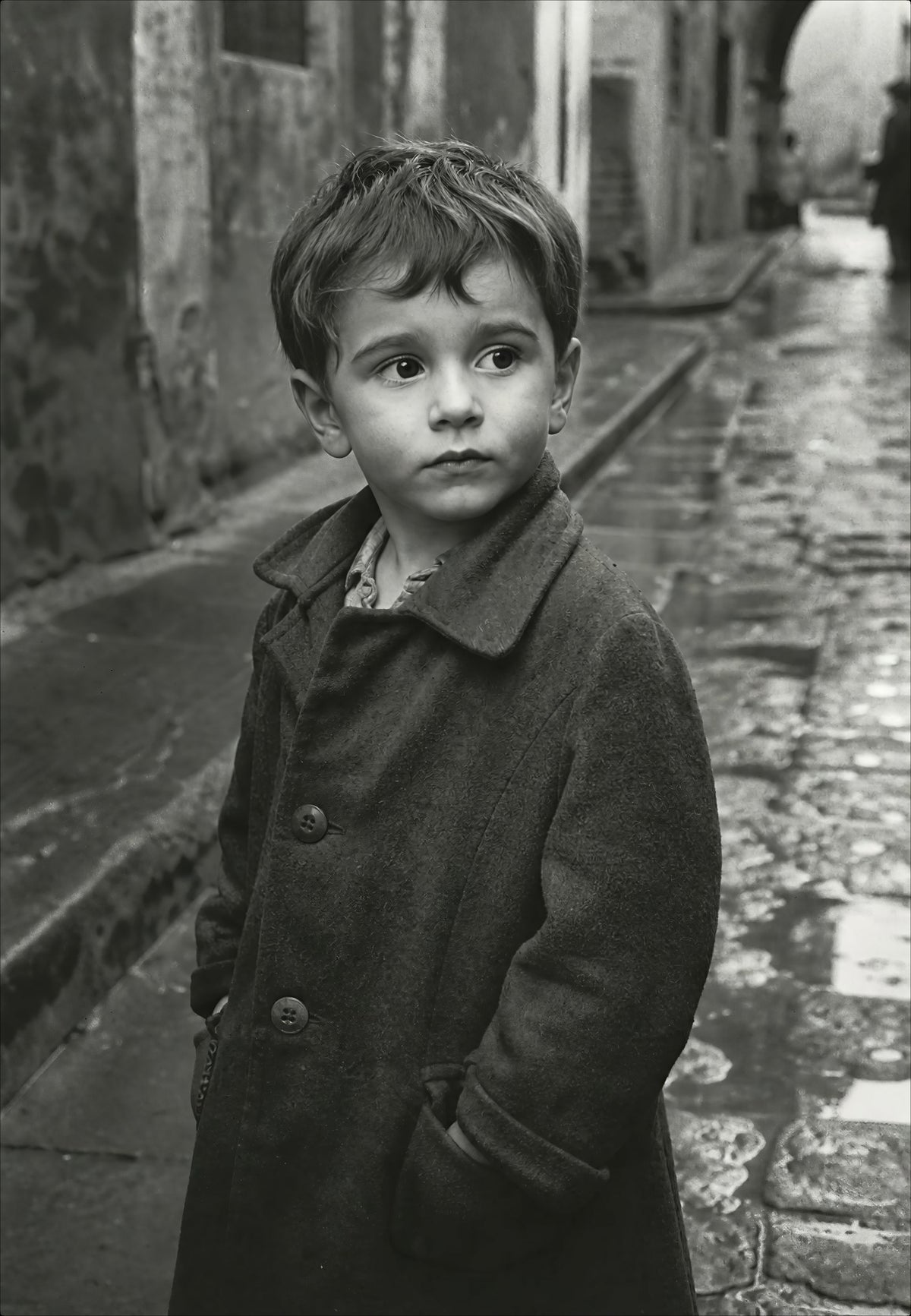 L'enfant sur les pavés mouillés