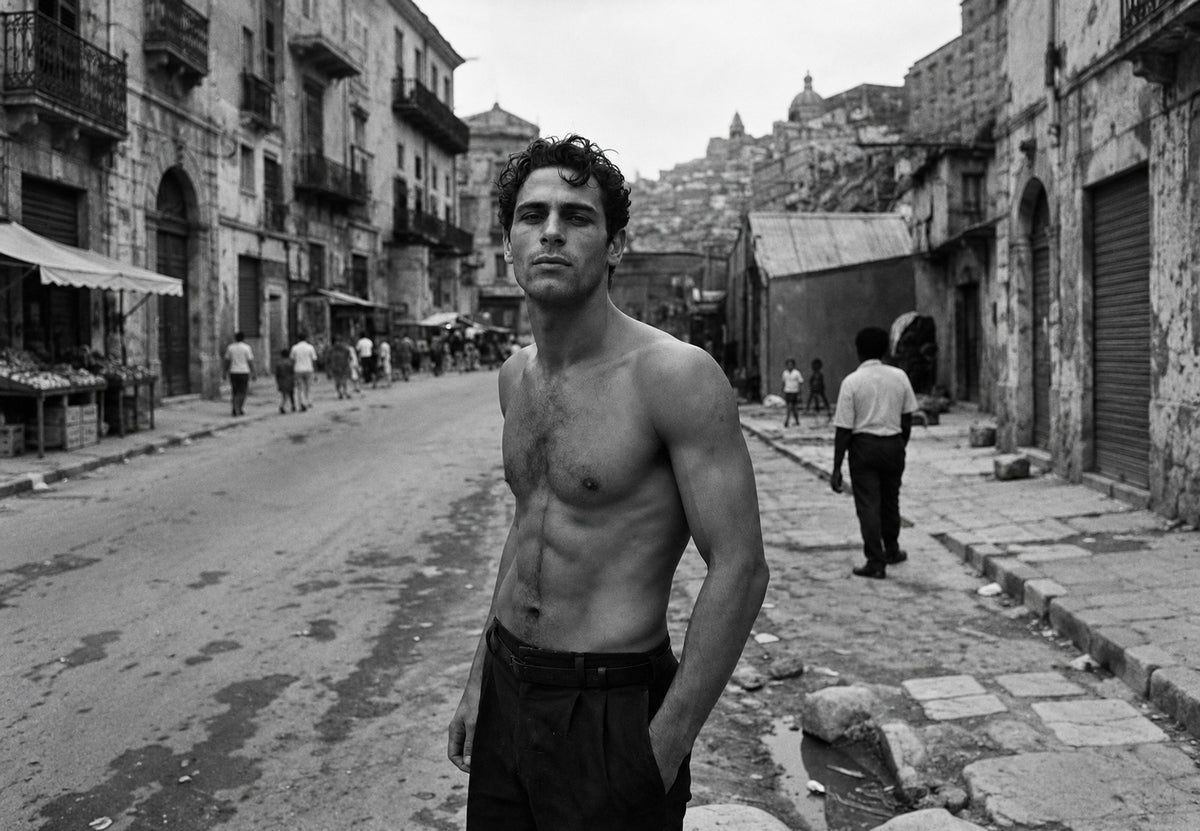 Torso in der Gasse (Querformat)