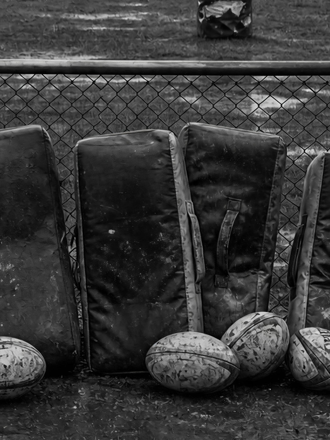 Detail a taille reelle du tirage, affiche rugby le terrain desert un jour de pluie