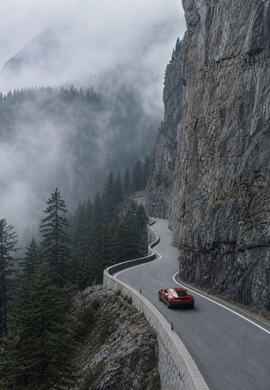 Lacets dans la brume alpine