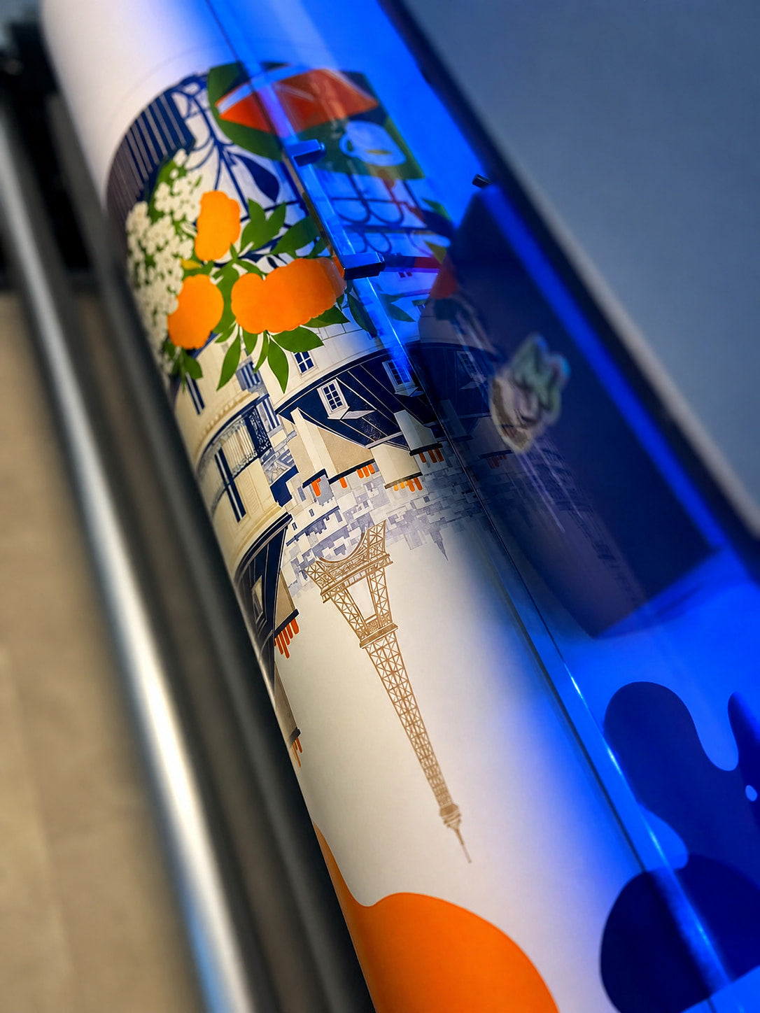 Une affiche en cours de tirage sur le traceur grand format de l'atelier