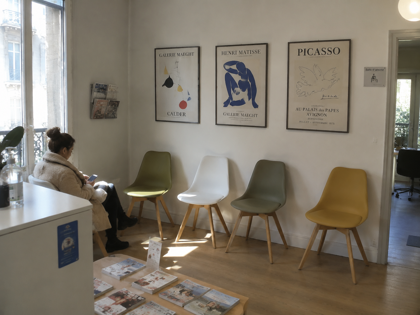 Salle de soin avec une affiche encadrée au mur