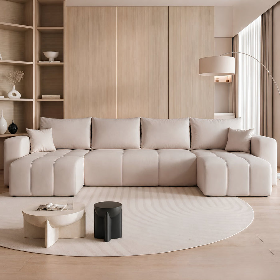 Séjour beige avec une grande affiche encadrée au-dessus du canapé