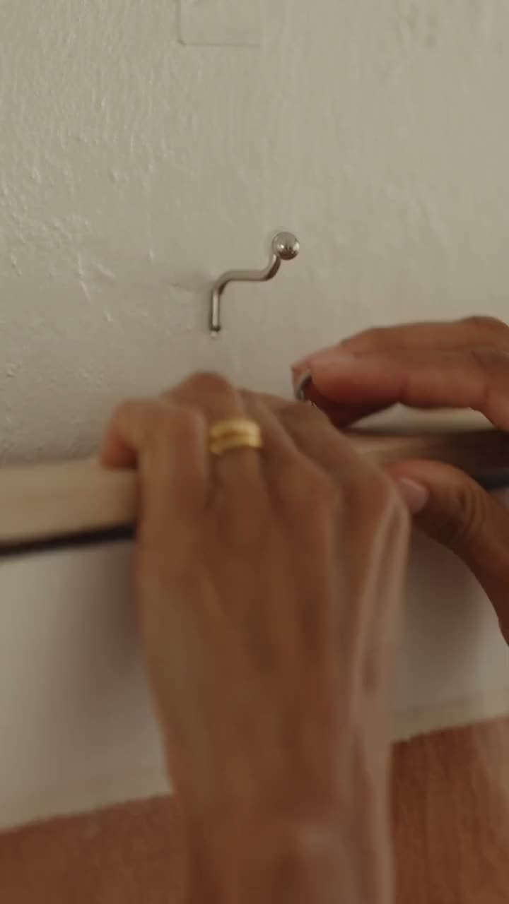 Une affiche abstraite aux formes douces, filmée de près
