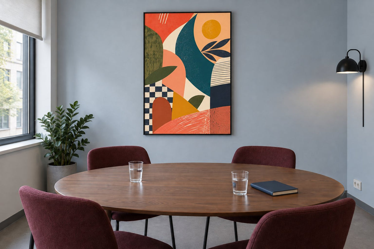 Grafische poster in koraal en mosterd in dezelfde vergaderruimte met walnotenhouten tafel en bordeauxrode stoelen