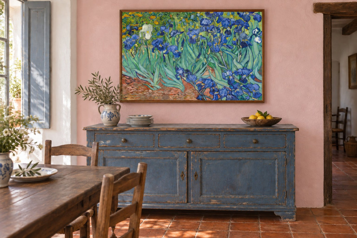 Dasselbe Landhaus-Esszimmer mit Irisbild vor einer blassrosa Wand
