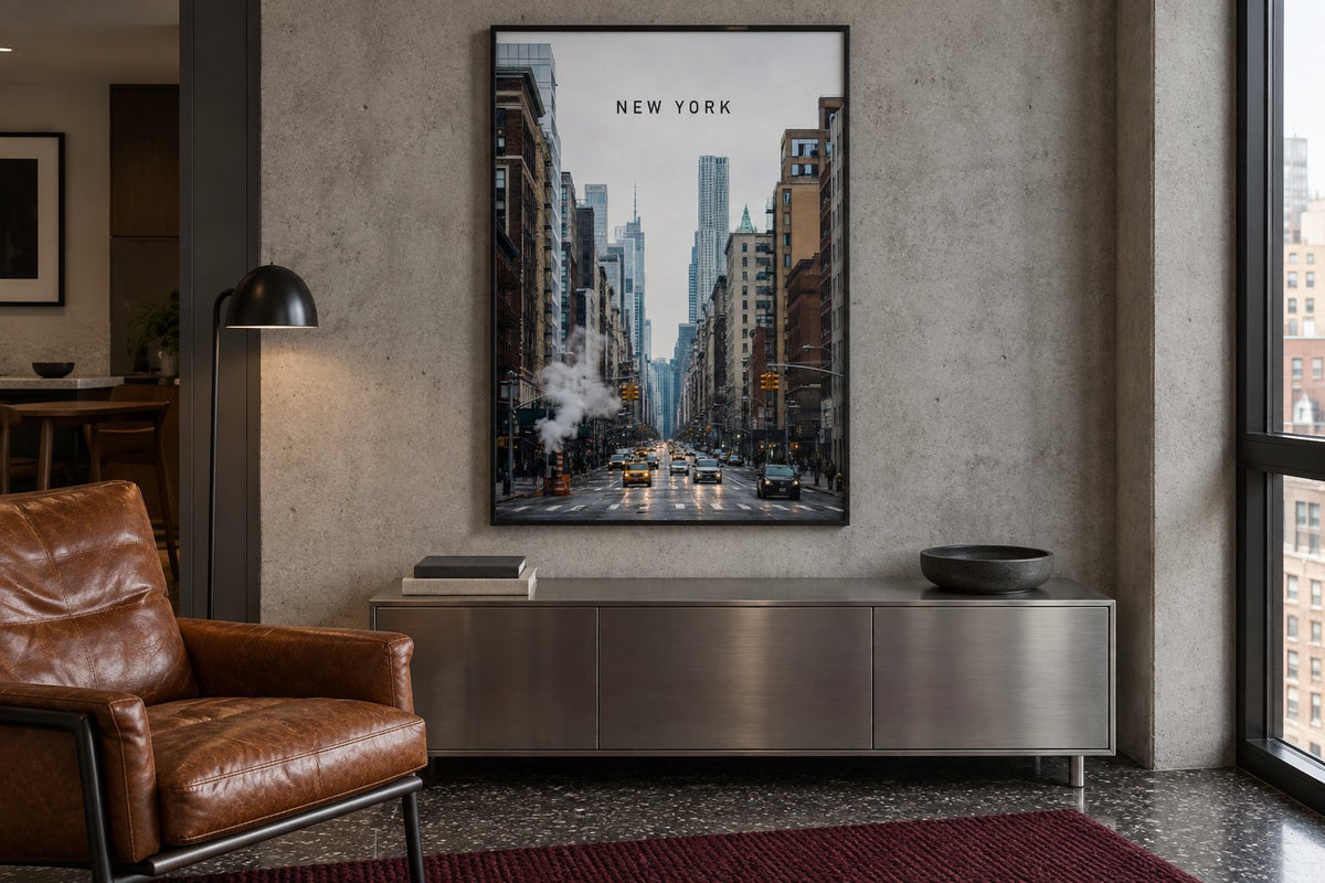 Vizualizace moderního betonového interiéru s koženým křeslem, kovovou skříňkou a newyorskou třídou v černém rámu