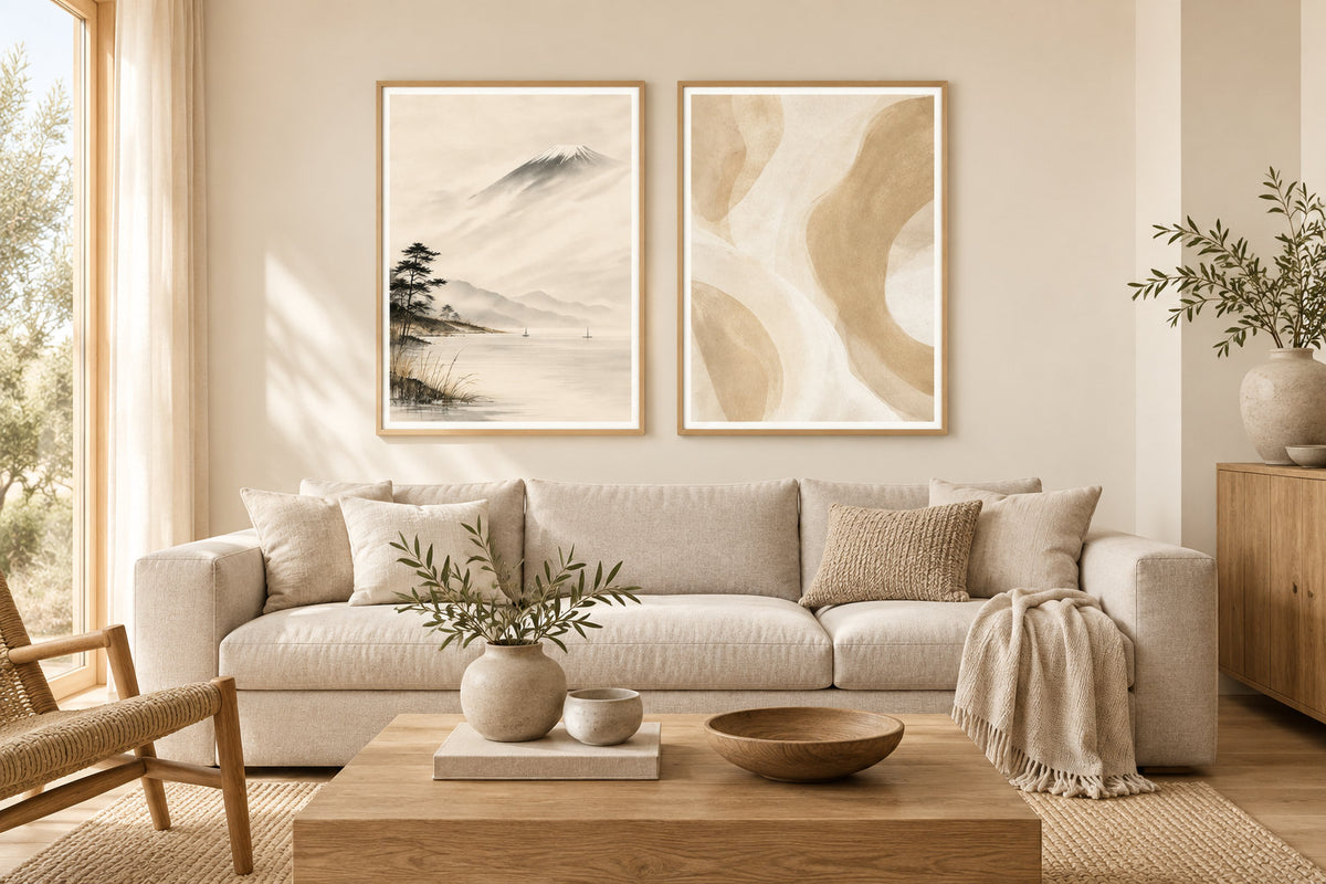 Zwei Poster in Eichenrahmen über einem Sofa in einem Japandi-Raum mit hellem Holz.