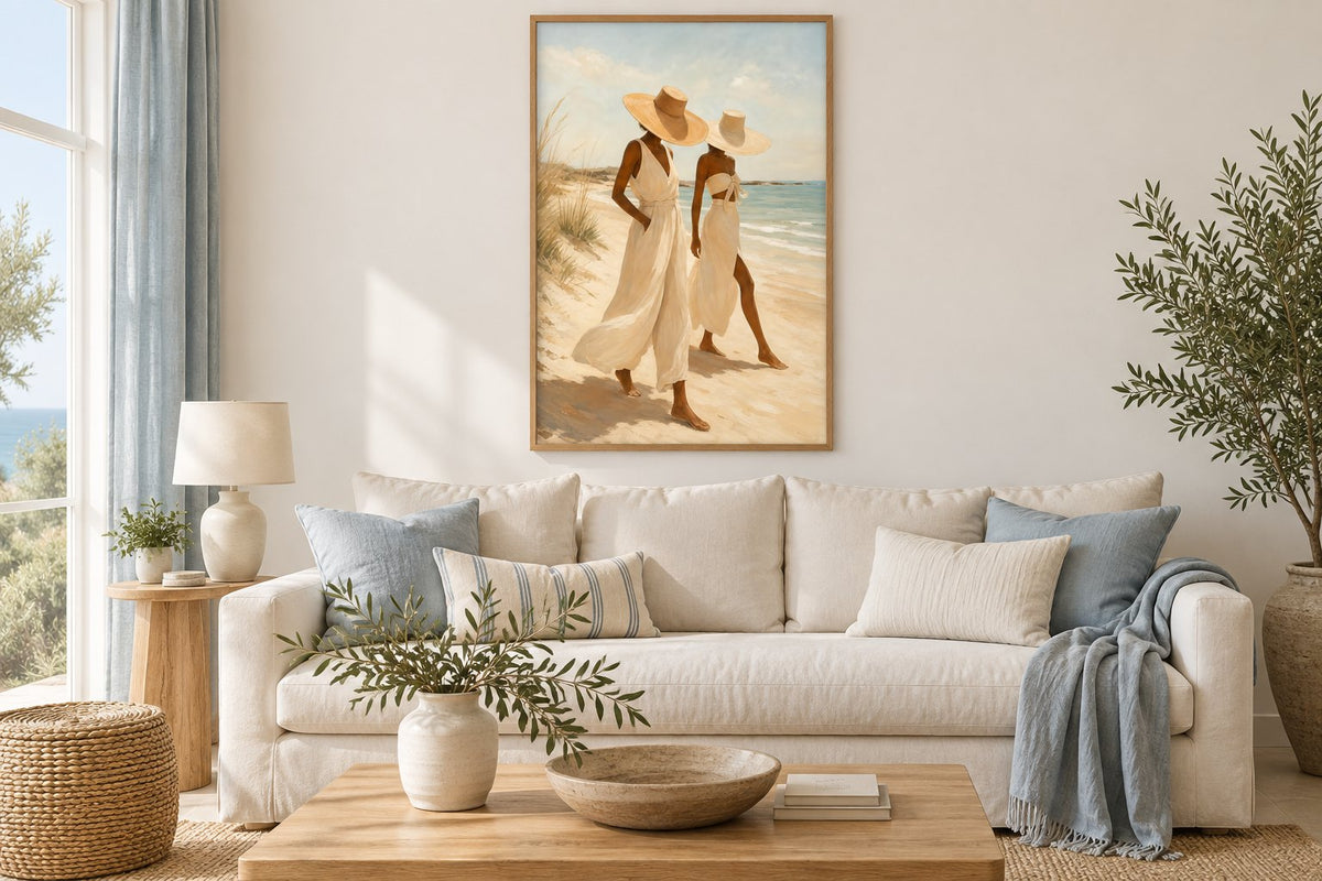 Simulation déco d’un salon avec affiche de femmes sur la plage devant un mur blanc