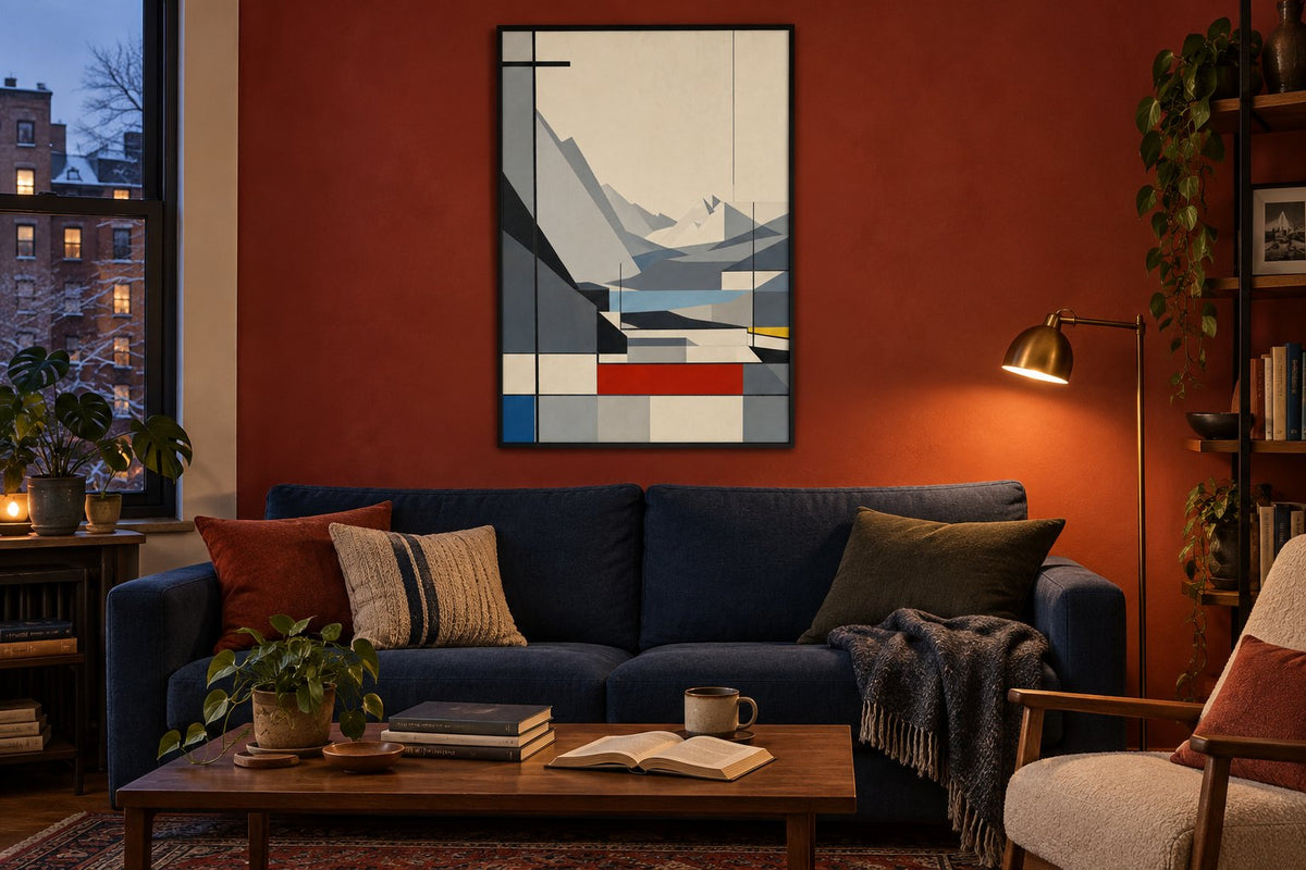 Interieursimulatie met een blauwe bank, baksteenrode muur en ingelijste geometrische bergposter