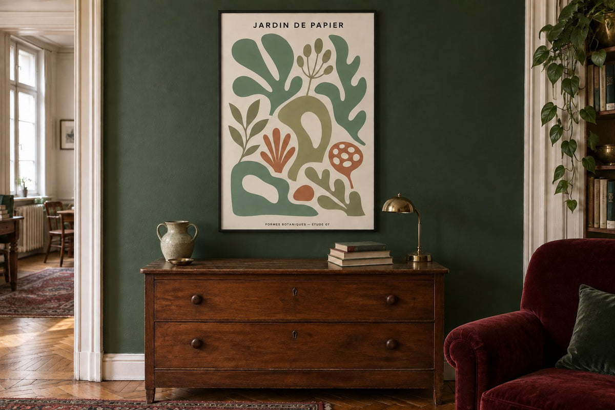 Même affiche botanique au-dessus de la commode en noyer sans décorations de Noël, vase vide conservé